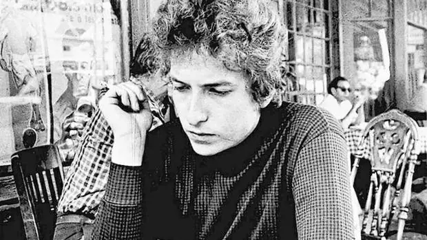 Bob Dylan, en la terraza de un café en los años 60