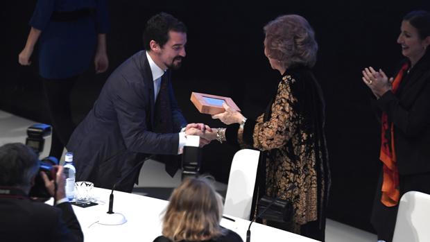 Doña Sofía entrega el premio BMW de Pintura a Miki Leal
