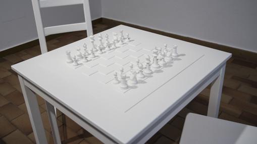 Detalle del ajedrez blanco realizado por Yoko Ono en 1966