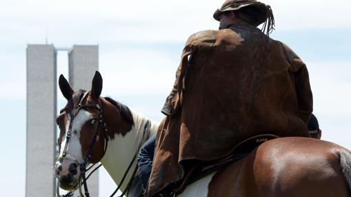 Miles de vaqueros a caballo defienden la fiesta taurina en Brasil