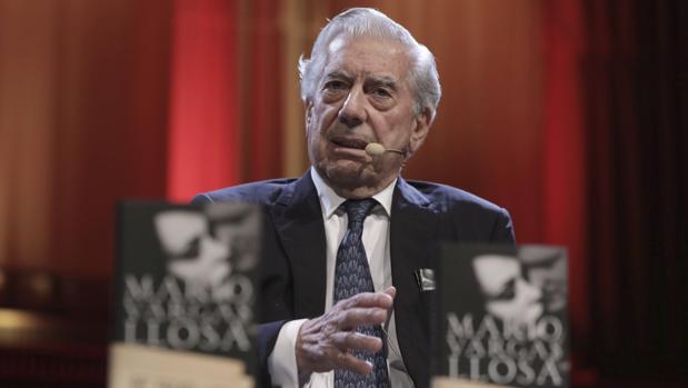Mario Vargas Llosa, durante la presentación de «Cinco esquinas» en Berlín