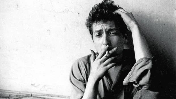 Dylan a los 21 años, casi recién llegado a Nueva York, retratado por el fotógrafo John Cohen