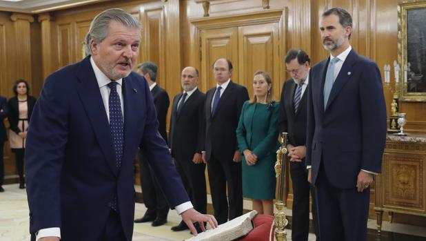 El ministro Educación, Cultura y Deporte, Íñigo Méndez de Vigo, jura su cargo ante el Rey en una ceremonia celebrada ayeren el Palacio de la Zarzuela