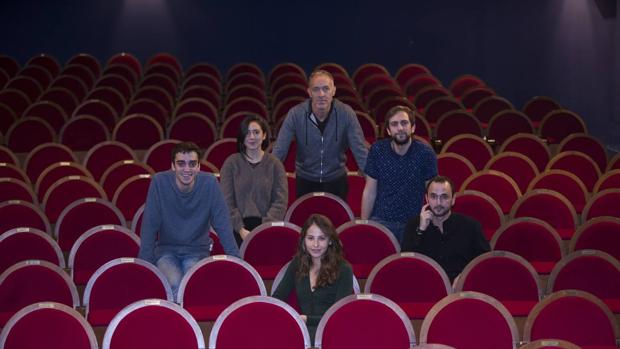 De izquierda a derecha: Nacho Sánchez, Macarena Sanz, Miguel del Arco, Gon Ramos, Irene Escolar y Alessio Meloni en el patio de butacas del El Pavón Teatro Kamikaze