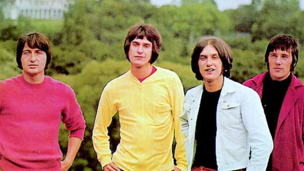 The Kinks, con Ray Davies (segundo por la izquierda) junto a su hermano Dave