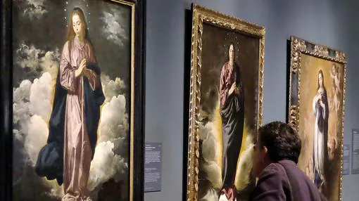 En una pared cuelgan tres Inmaculadas: las de la izquierda y el centro, de Velázquez; la de la derecha, de Murillo