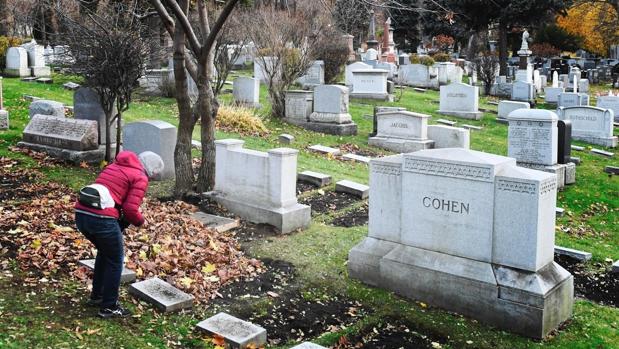 Primera imagen de la tumba de Leonard Cohen en Montreal