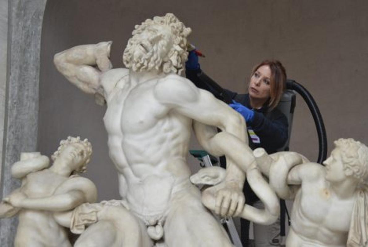 Cuidados al Laoconte en los Museos Vaticanos