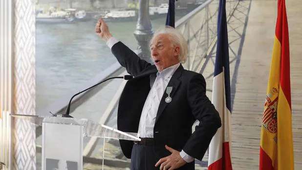 Albert Boadella recibe la medalla que lo acredita como Caballero de las Artes y las Letras, en la embajada francesa