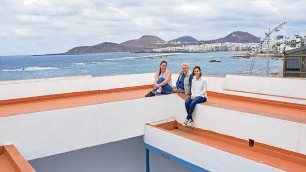 La viuda de Padorno, Josefina Betancor, y sus nietas Silvia (izquierda) y Raquel, en Punta Brava, la casa del poeta en la playa de Las Canteras (Las Palmas)