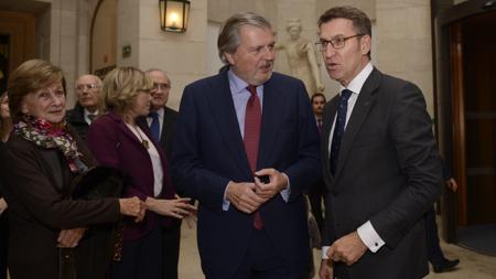 Íñigo Méndez de Vigo y Alberto Núñez Feijóo, anoche en la inauguración de la muestra en el Prado