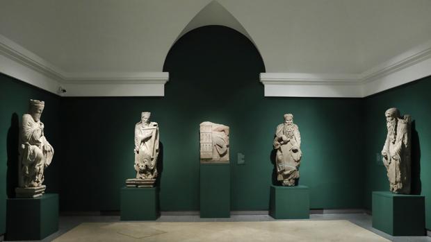 Cinco de las esculturas del Maestro Mateo, en la Cripta del Prado