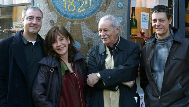 Eduardo Mendoza, junto a Rosa Novell, Jordi Bosch y Pere Eugeni Font, directora y actores de su obra teatral «Graves cuestiones»