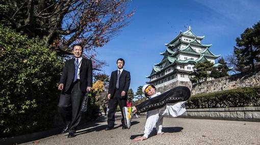 BBoyCheerito bailando en los alrededores del Castillo de Nagoya