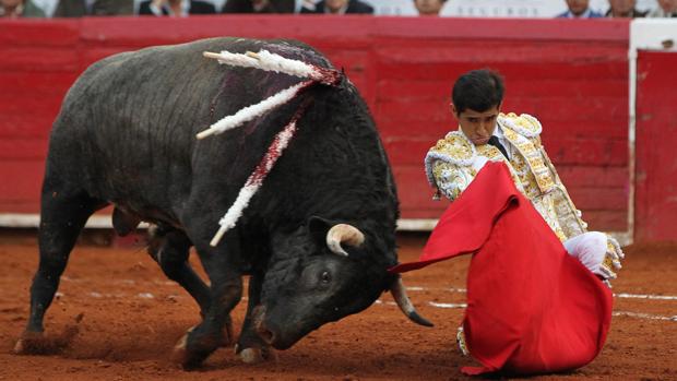 Joselito Adame se dobla con el toro