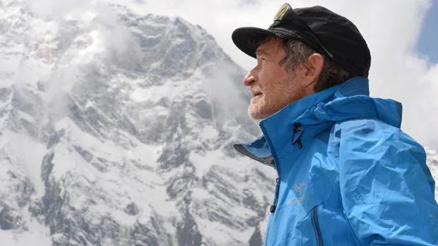 El alpinista Carlos Soria, junto al Annapurna