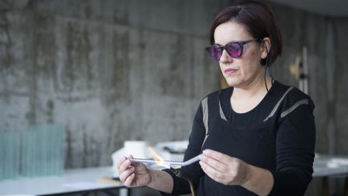 Pizarro trabaja el vidrio en su taller