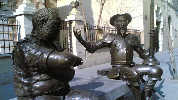 Estatuas frente a la Casa Natal de Miguel de Cervantes en Alcalá de Henares
