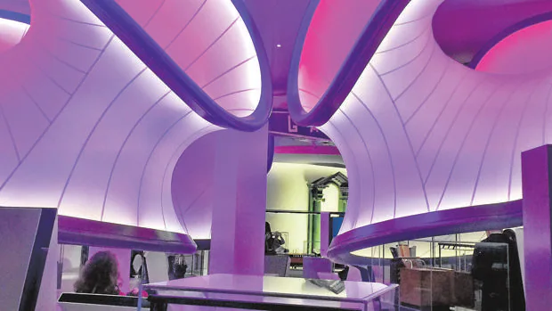 Interior de la galería museística de Zaha Hadid, en Londres