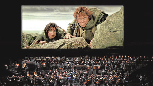 Una escena de «El Señor de los Anillos: las dos torres», proyectada mientras la orquesta toca la banda sonora de la película