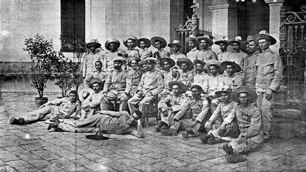 Los oficiales y soldados de la guarnición de Baler (Filipinas), a su llegada a Barcelona