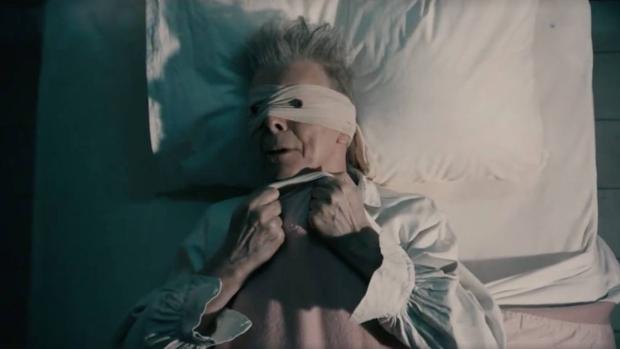 En el vídeo de «Lazarus», Bowie encarna a un enfermo atado que agoniza con los ojos vendados