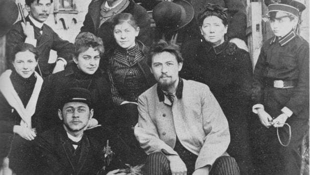 Chéjov (en el centro, sentado), con su familia en 1889 (Detalle)