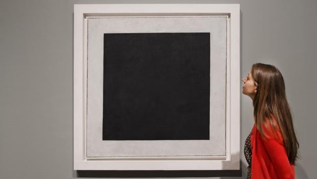 Una joven contempla «Cuadrado negro», de Malevich