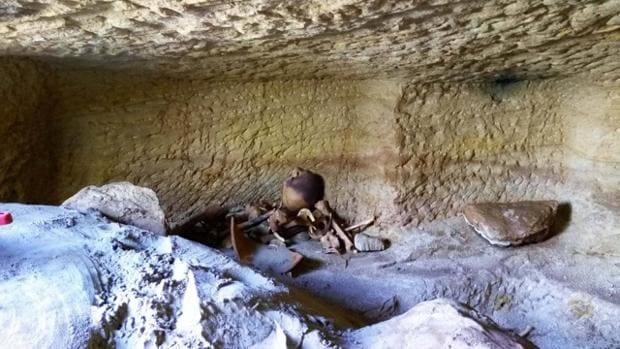 Las tumbas están excavadas en la roca cerca de Asuán