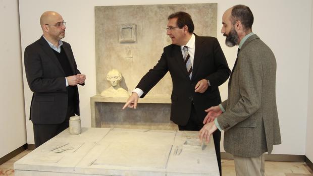 Antonio Pulido junto a los comisarios de la exposición de escultura de la Fundación Cajasol