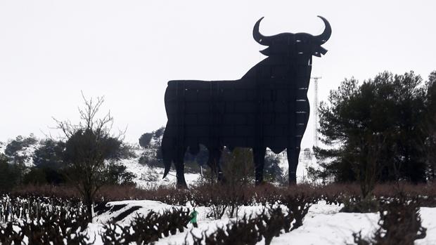 El toro de Osborne, cubierto de nieve