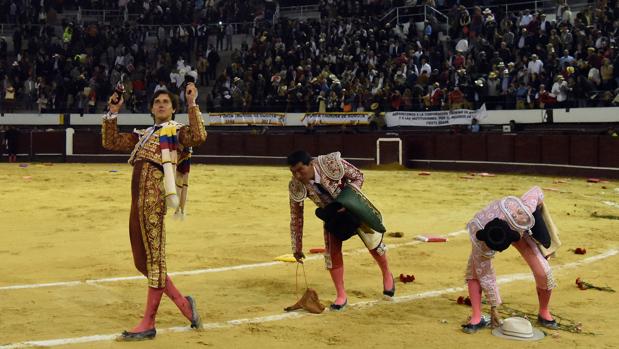 Roca Rey da la vuelta al ruedo con los dos trofeos que cortó al toro «Libertad», con los tendidos repletos