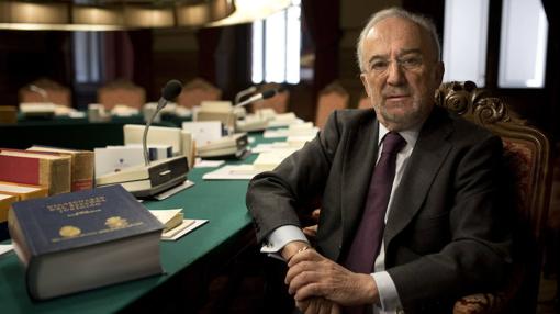 Muñoz Machado, en su silla «r» del salón de plenos de la Academia