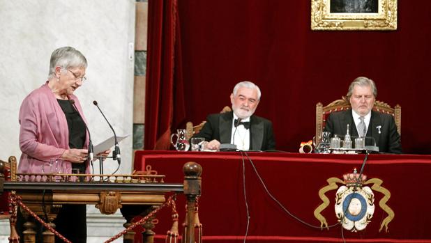 La nueva académica durante la lectura de su discurso