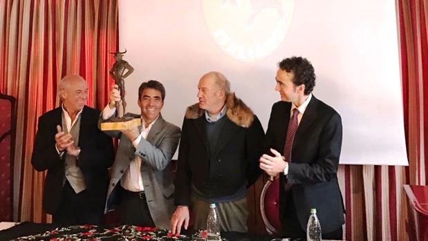 Victorino Martín, con la directiva del Club Taurino Italiano