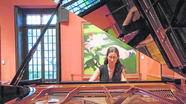 La pianista Marta Espinós, ensayando la obra de Jacinto Codina