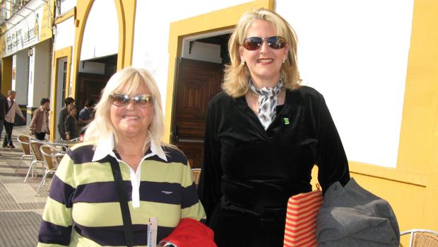 Angela Hernández y Lola Carrero, en el paseo de Colón de Sevilla antes de ir a los toros