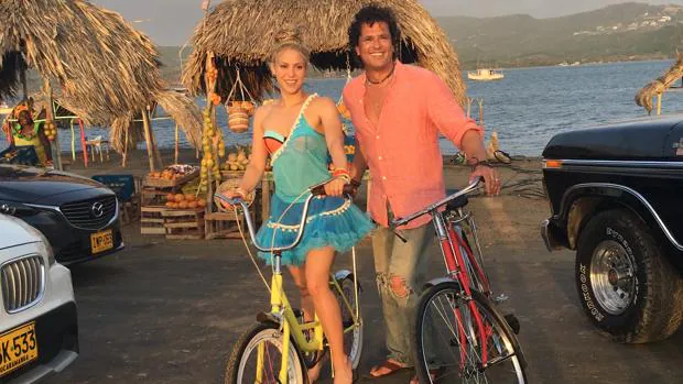 Shakira y Carlos Vives, durante el rodaje del videoclip de «La bicicleta»