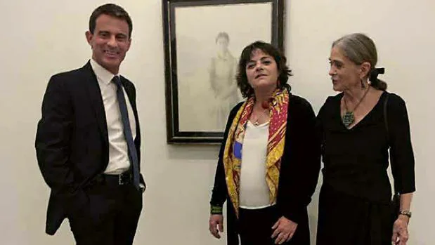 Manuel Valls, junto a su hermana y su madre, durante la inauguración de la exposición