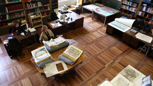 Carmen García Calatayud hojea un valioso atlas del siglo XVII en la Biblioteca Nacional