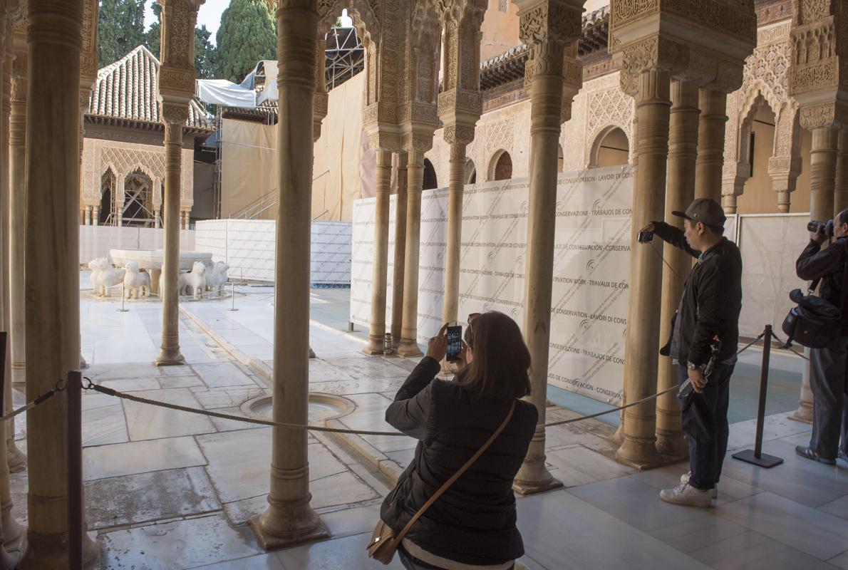 Unos turistas fotografían el Patio de los Leones de la Alhambra