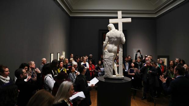 Los visitantes de la National Gallery admiran la escultura «El Cristo resucitado», de Miguel Ángel
