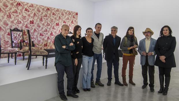 El director del CAAC junto a algunos artistas presentes en la muestra