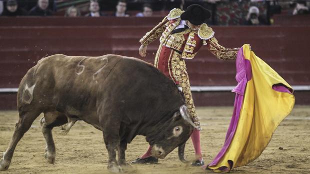 Andrés Roca Rey desató un clamor en el quite al último toro