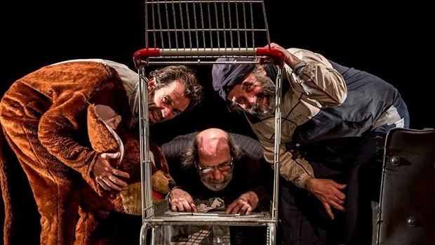 Una escena de «Ahora todo es de noche», obra representada por La Zaranda en el Teatro Central de Sevilla