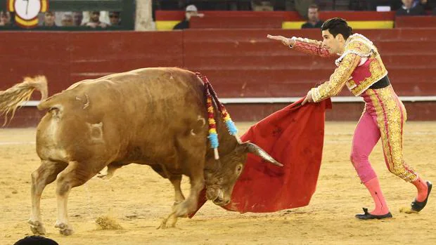 López Simón simula la suerte suprema con el toro que indultó