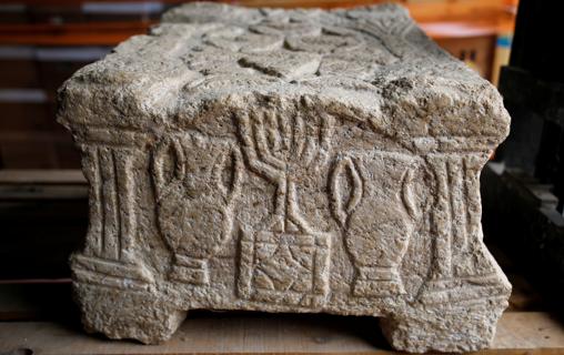 Una de las primeras representaciones de la Menorah, la piedra Magdala
