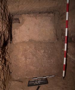 La puerta, sellada con grandes piedras