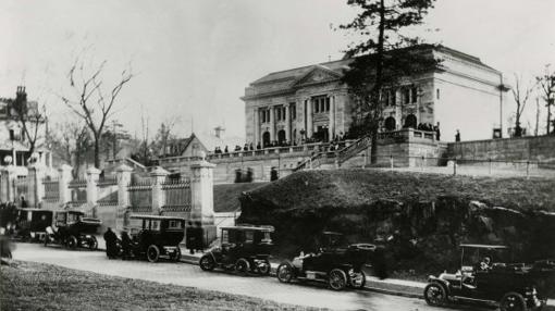 Coches aparcados en el exterior de la institución en 1909, durante la inauguración de una exposición dedicada a Sorolla