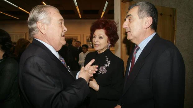 Gómez-Acebo (a la derecha) conversa con Santiago de Ybarra y Juana de Aizpuru en una cena en ABC